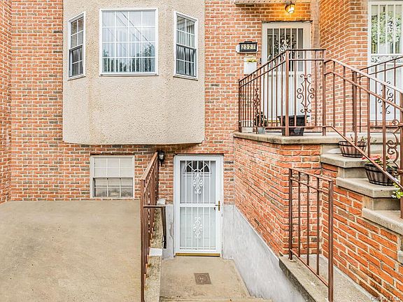 2nd image of 2327 Demeyer St