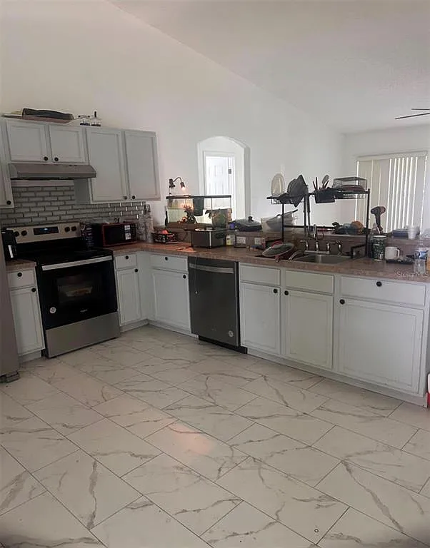 4 bed, 2.0 bath, 2000 sqft, $2,100 — Photo 2