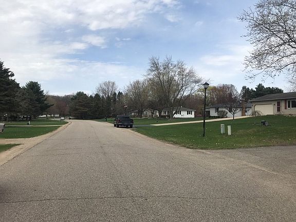 5th image of 48809 Woodhenge Dr