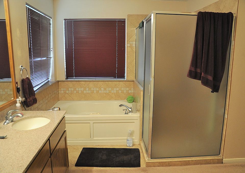 Mstr Bath w/jet tub & shower