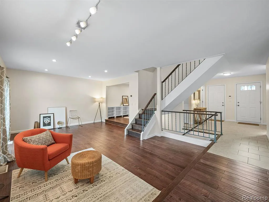 3 bed, 3.5 bath, 3238 sqft, $4,250 — Photo 3