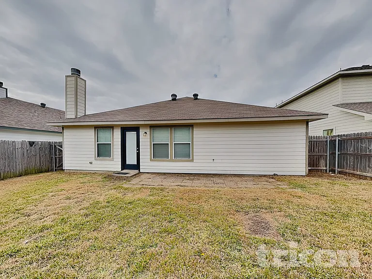 1584 Sandhurst Dr — Photo 16