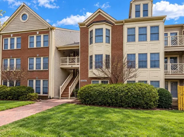 12003 Ridge Knoll Dr APT 10, Fairfax, VA 22033