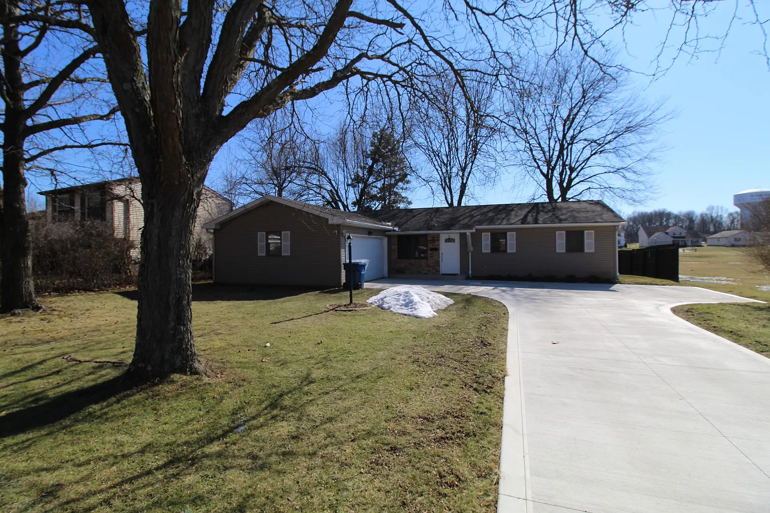 737 Indianola Rd photo 1
