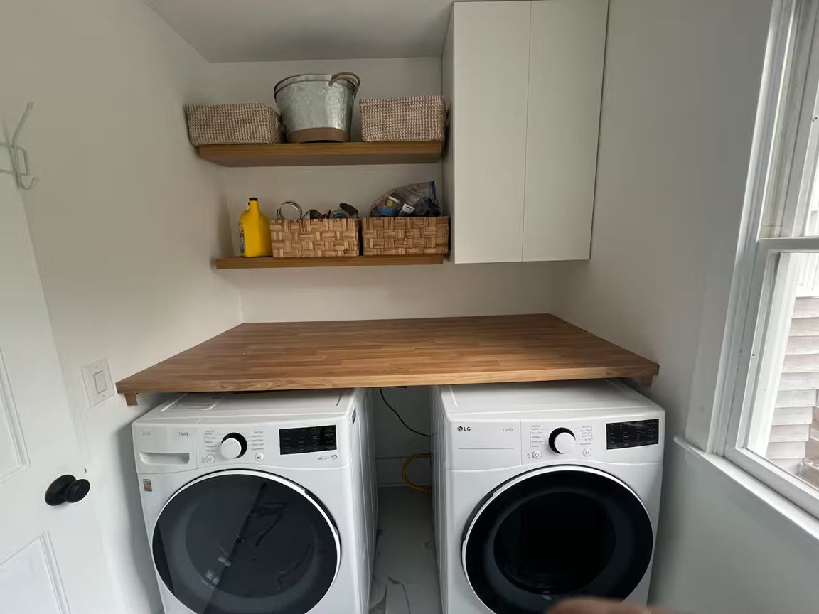 Large Laundry room w/ new quiet & quick clean and dry machines s (15 min wash / 25 min dry)