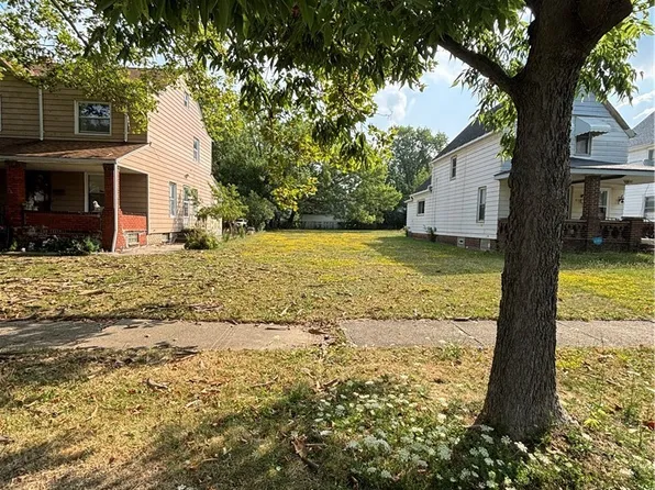 835 Whitcomb Rd, Cleveland, OH 44110