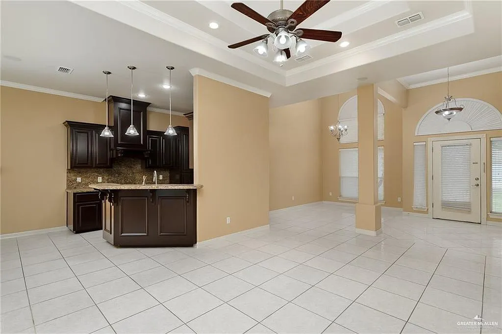 3 bed, 2.0 bath, 2553 sqft, $2,000 — Photo 3