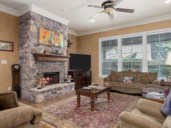 5th image of 1620 Holly Creek Dr
