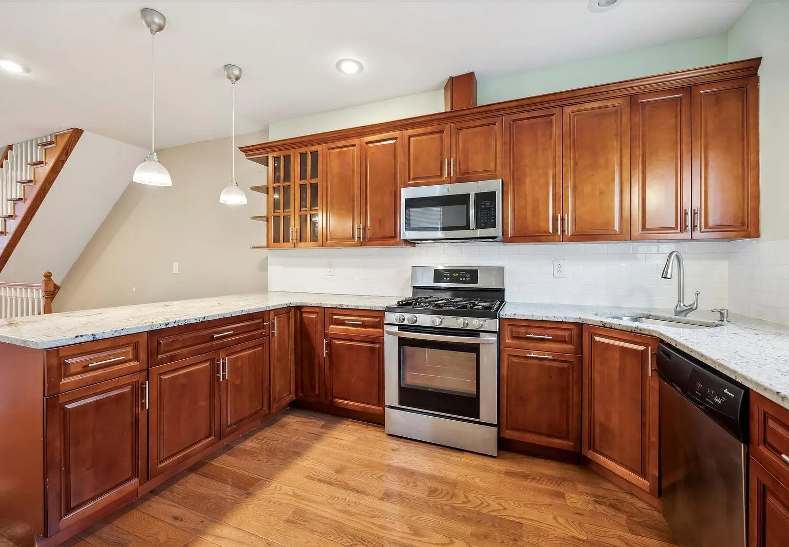 3 bed, 2.5 bath, 1388 sqft, $2,300 — Photo 4