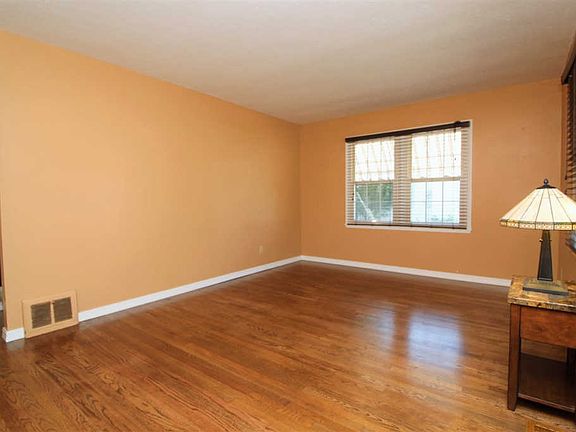 3rd image of 2118 W Gilbert Ave