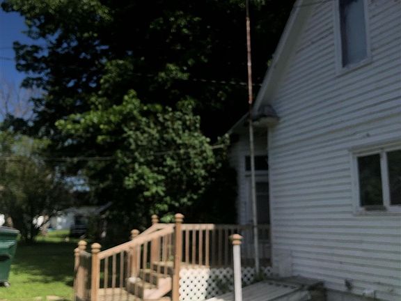 5th image of 809 E Ave W