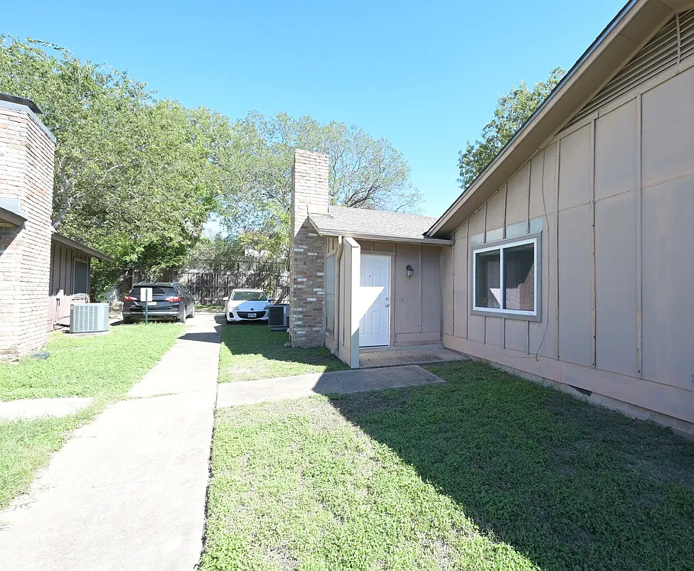 3 bed, 1044 sqft, $1,600 — Photo 1