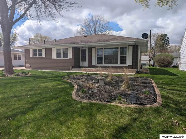 77 Mission Dr, Mason City, IA 50401