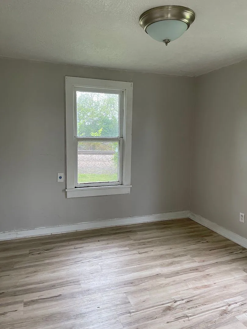 3 Bed 1 Bath - Exeter — Photo 4