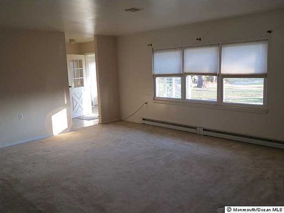 5th image of 682 New Castle Court #A
