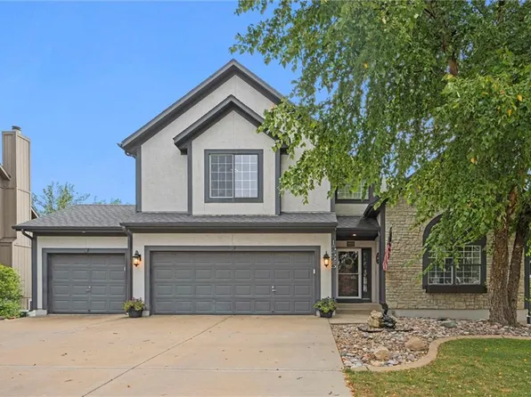 15525 S Summertree Ln, Olathe, KS 66062