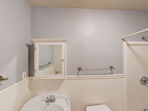 4th image of 828 Richardson St