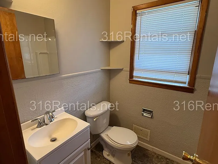1718-1720 S Mosley Ave — Photo 8