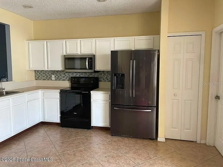 290 Marion Pl — Photo 5