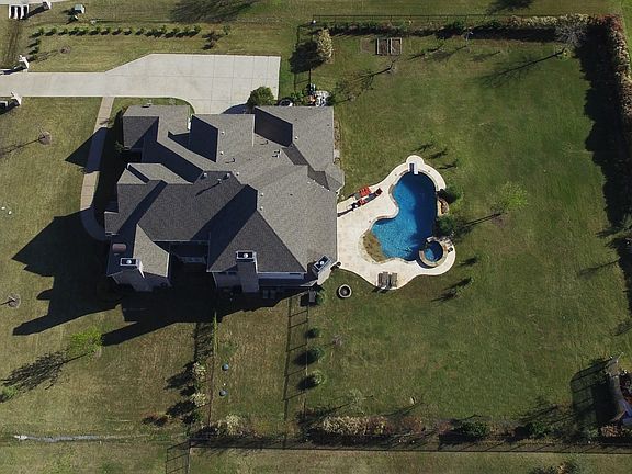 3rd image of 807 Amblewood Dr