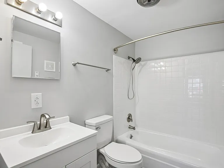 Roberts Park Apartments — Photo 21
