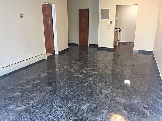 Rented by Metroline Realty | media 14