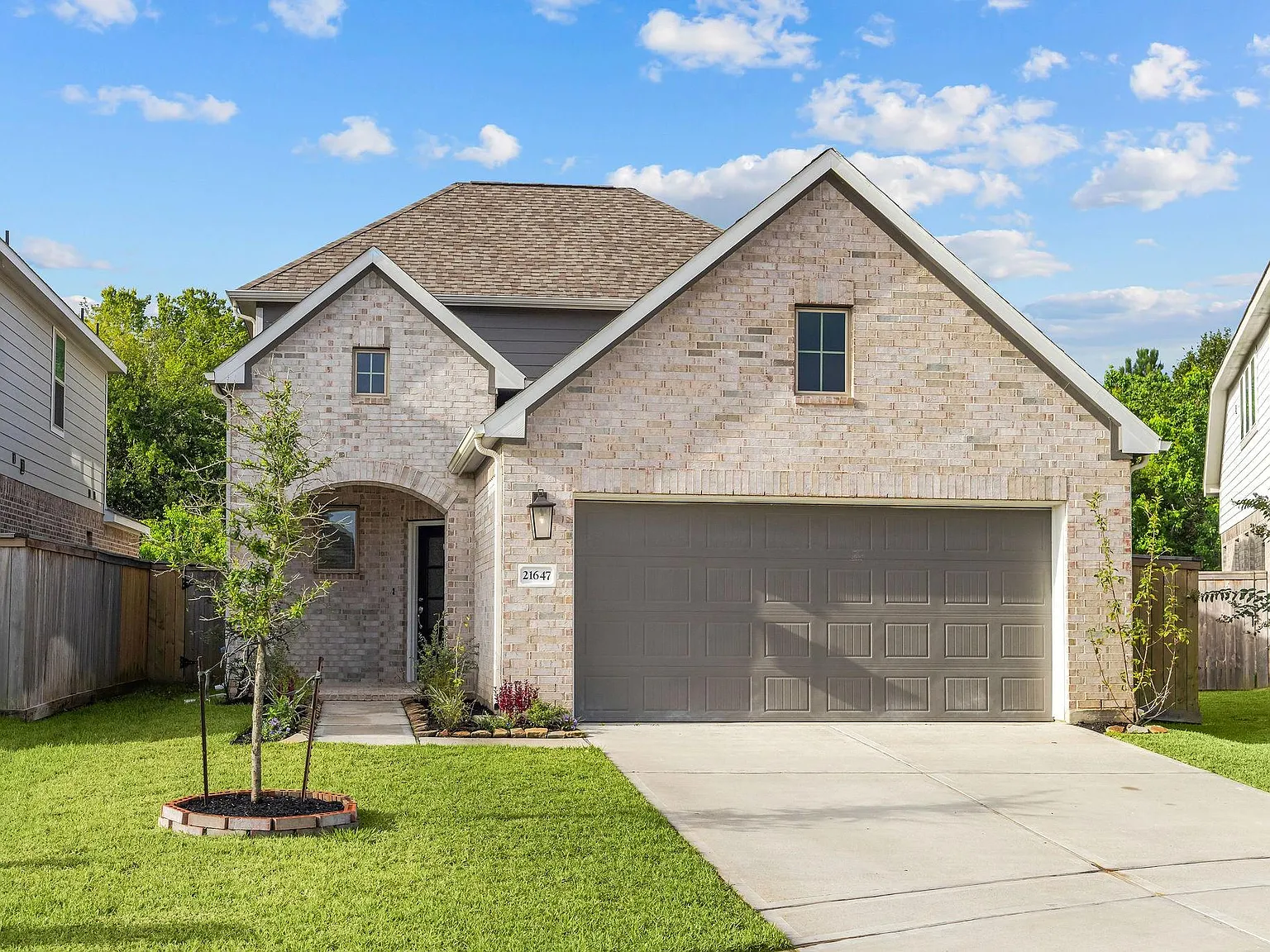 4 bed, 3.0 bath, 2369 sqft, $2,350 — Photo 1