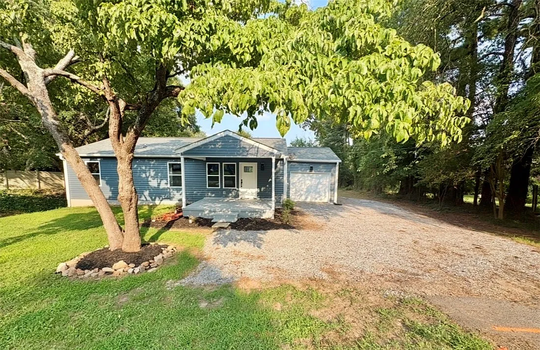 4 bed, 3.0 bath, 2110 sqft, $2,250 — Photo 1