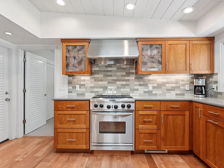 61 Bradley Ave — Photo 21