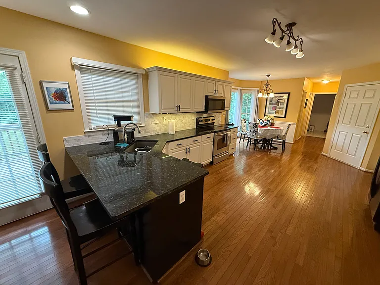 Kitchen seating area