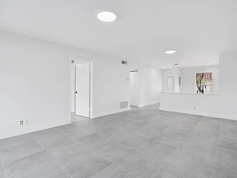 737 Nantucket Cir #B — Photo 3