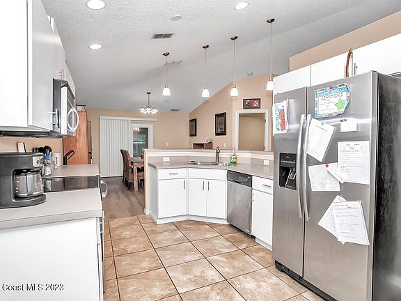 3rd image of 1528 Vista Lake Cir