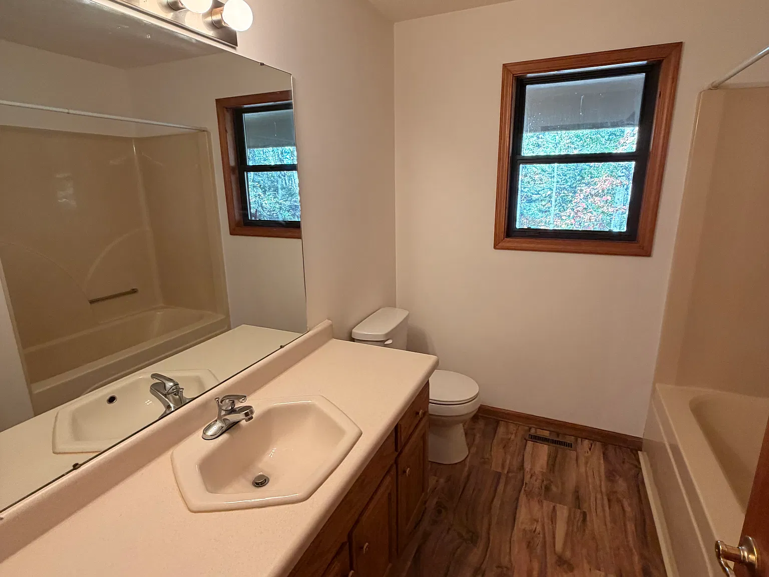 2 bed, 2400 sqft, $2,000 — Photo 3
