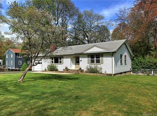34 Garnet Rd, Trumbull, CT 06611