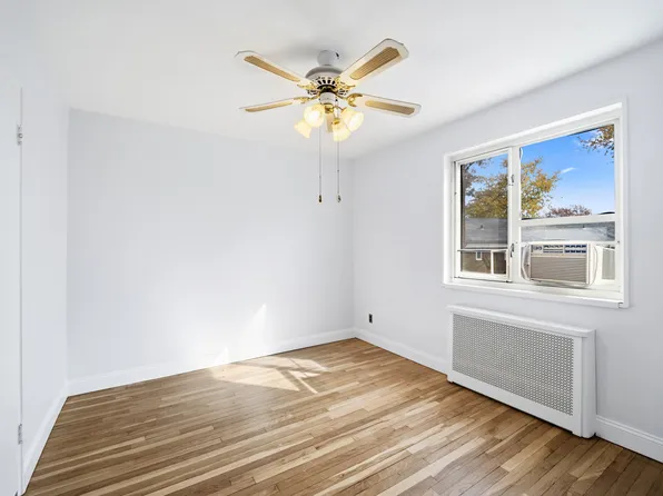 228-08 Stronghurst Avenue image 16 of 20