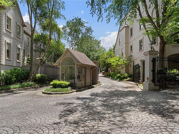 2nd image of 2525 Peachtree Rd NE APT 28