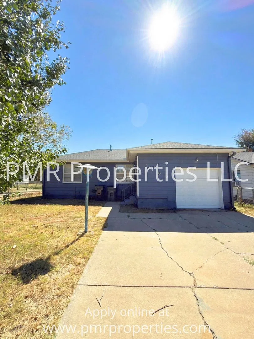 3 Bedrooms / 2 Bathrooms House — Photo 1