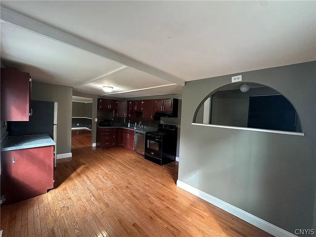 3 bed, 1.0 bath, 1325 sqft, $1,700 — Photo 3