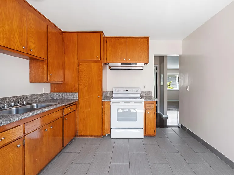 710 E 6th St #6 — Photo 8