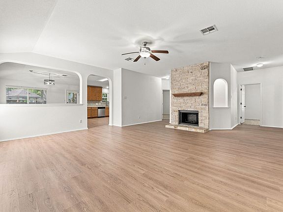 5th image of 135 Lear Ave