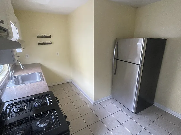 815 Livingston St — Photo 5