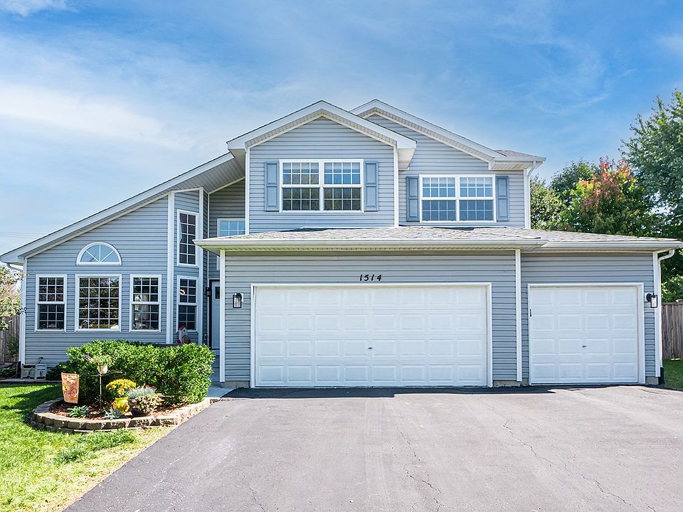 Lovely 4 bedroom, 3 1/2 bath home with a loft, ful