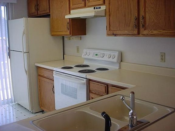 Kitchen w/ eating space