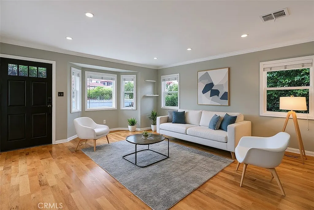 3 bed, 1202 sqft, $3,850 — Photo 3
