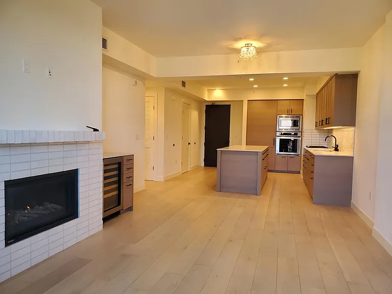 1598 Bay St #300 — Photo 3