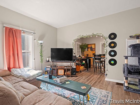 3rd image of 1018 Dayton St SW
