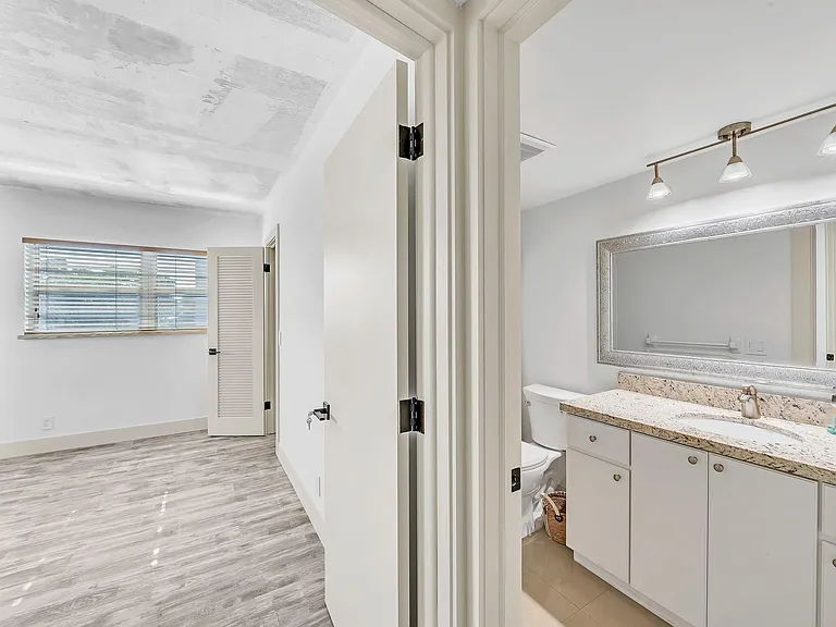 3051 NE 48th St #301 — Photo 29