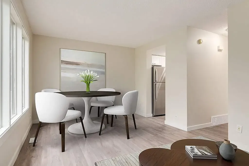 Lynbrook Townhouses — Photo 4