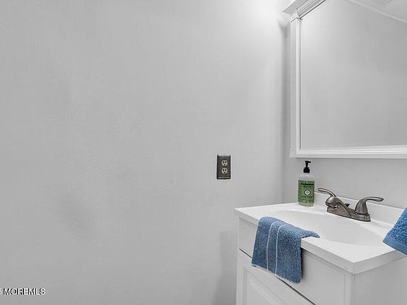 4th image of 613 Haifa Court