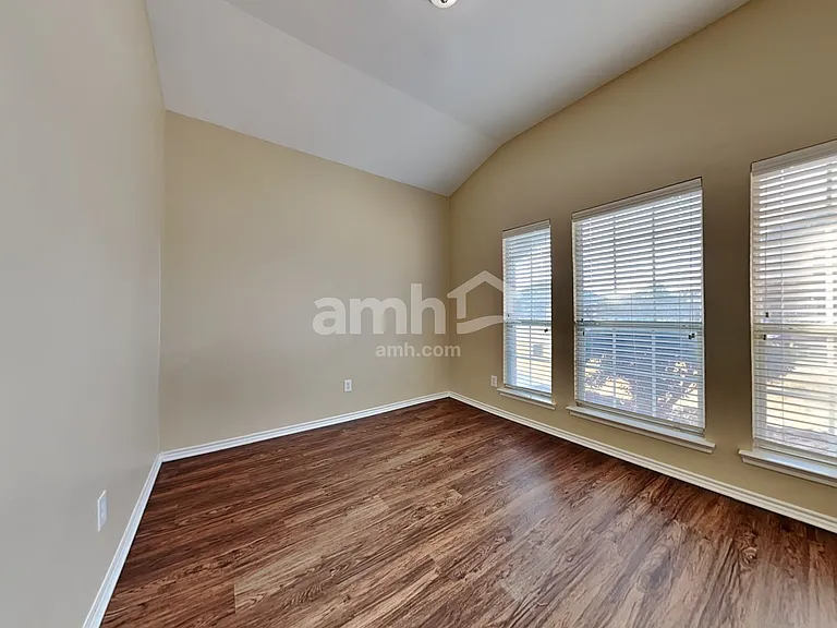 86 N Highland Dr — Photo 16